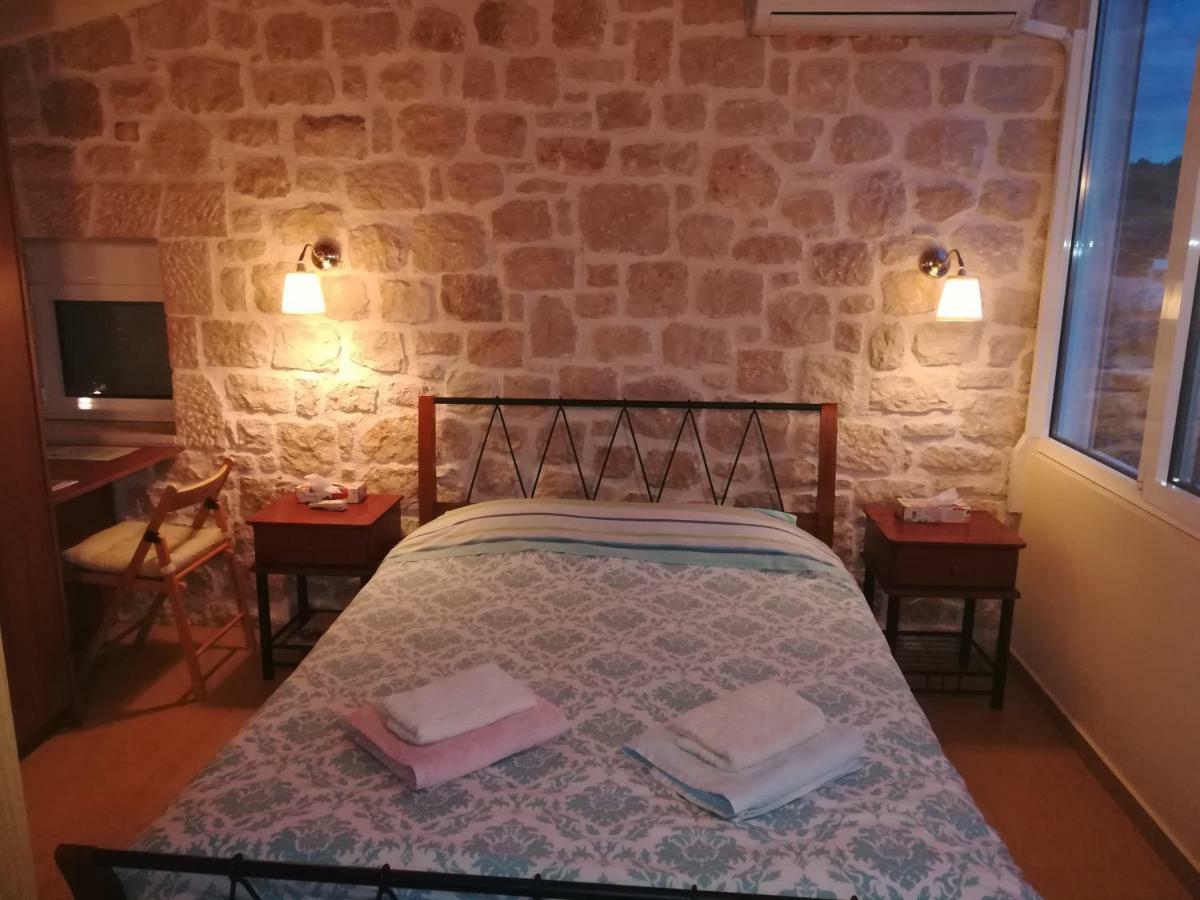 Villa Stone House In Olive Grove à Tolón Extérieur photo